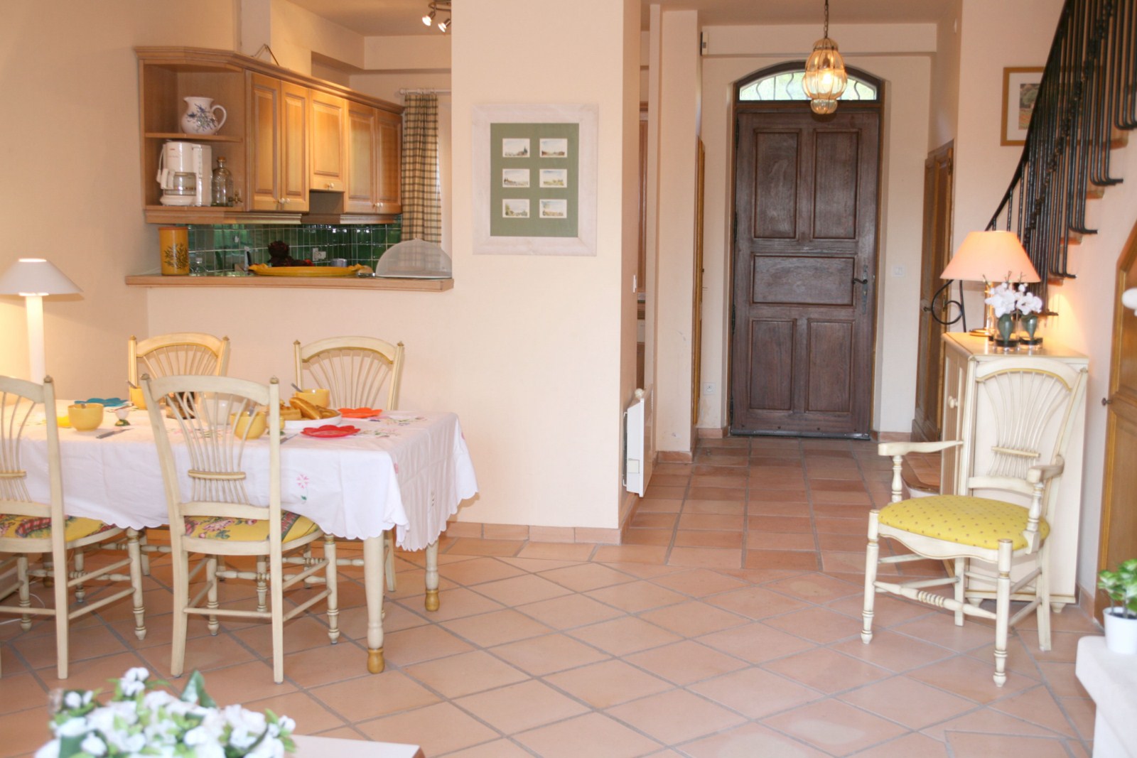 Charming duplex with two bedrooms in a private residence with a pool. In the heart of Provence